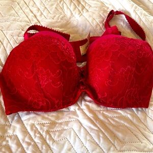 About Déesse
Inspired by the sensuality of French lingerie, Déesse size 38C